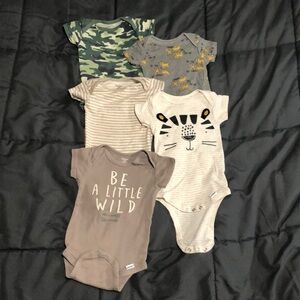 Set of 5 Gerber Onesies Camo/Wild Theme